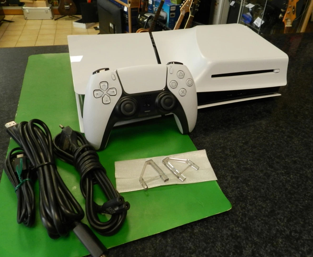 Sony PlayStation 5 Slim 1 To Édition Disque Blanche (CFI-2016) avec Manette DualSense – Occasion Très Bon État